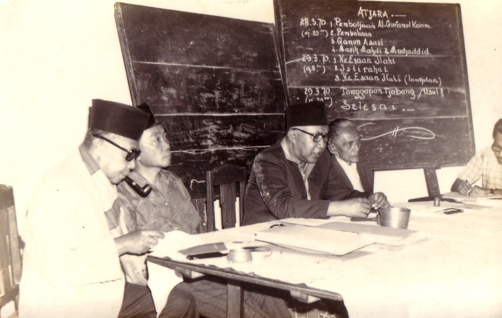 Bapak Bachroen (ketiga dari kiri) tengah memimpin sebuah forum dalam Jalsah Tahun 1970