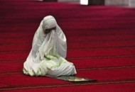 wanita berdoa