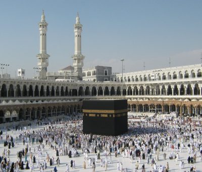 a crowd on a square in mecca